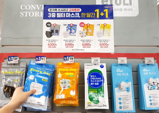 코로나19가 재확산하면서 마스크 판매가 급증하고 있다. <이마트24 제공>